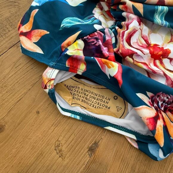 Deep V Neck Cut Out Onepiece Swimsuit size large - Picture 4 of 6